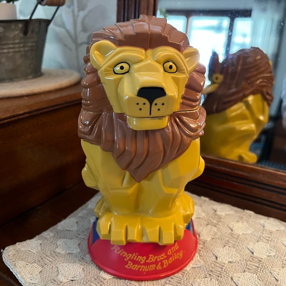 RINGLING BROTHERS & BARNUM & BAILEY Vintage Lion Souvenir Mug with Hinged‎ Lid